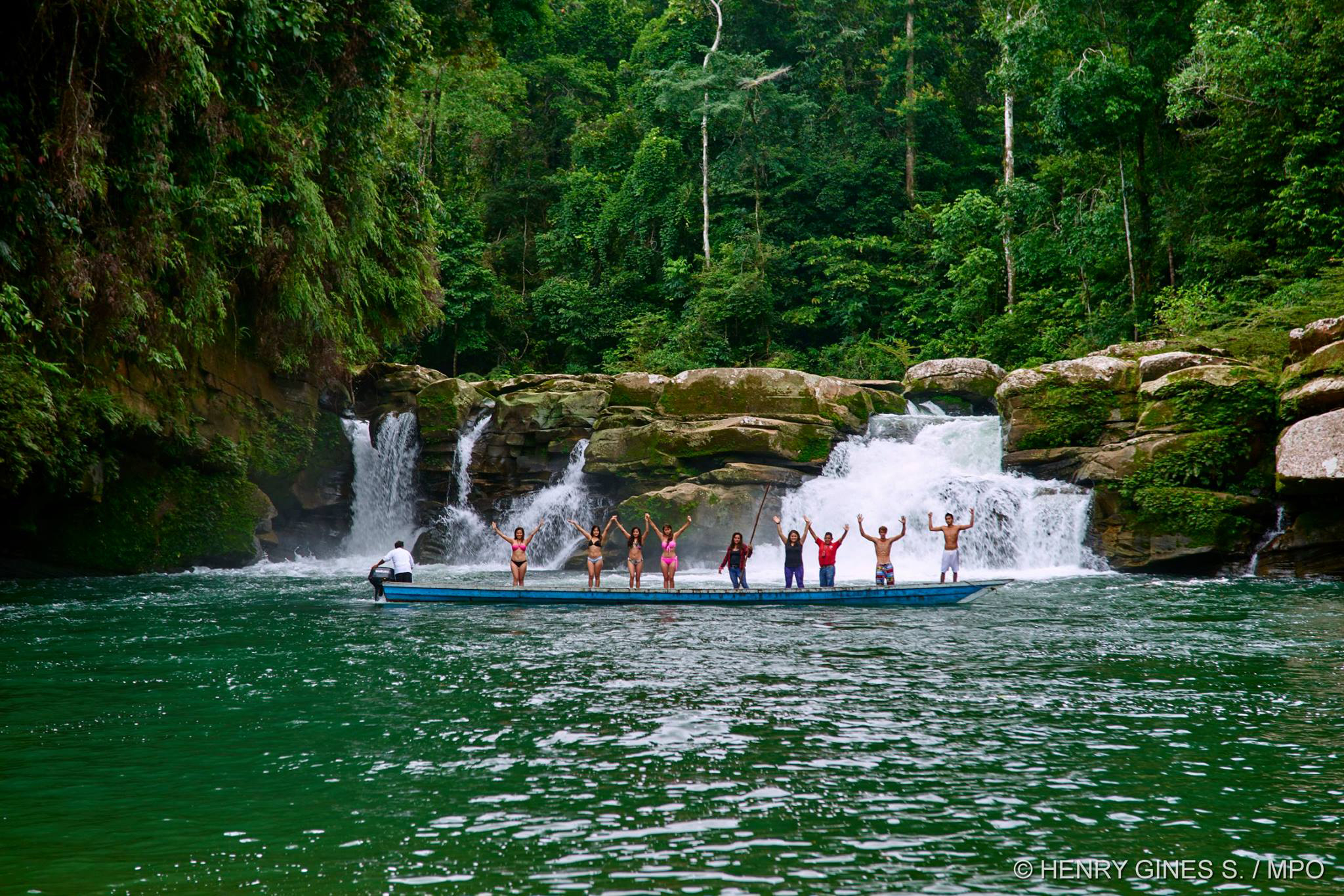 cascadamugizpalcazuiscozacinplayacalienteoxapampapascoperu.jpg